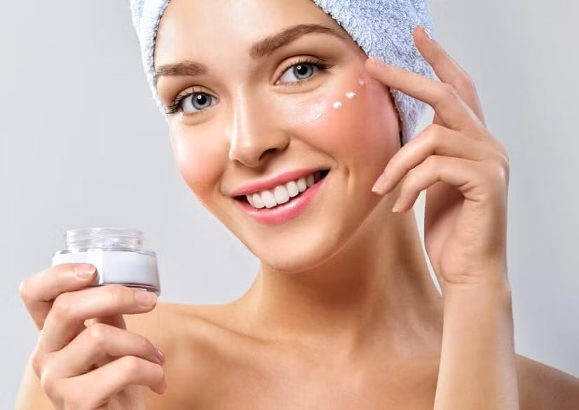 Trong mùa lạnh, nên ưu tiên kem dưỡng dạng cream hoặc balm với kết cấu dày hơn. Những thành phần như ceramide, panthenol (vitamin B5), HA được đánh giá cao nhờ khả năng phục hồi hàng rào bảo vệ da và giữ ẩm hiệu quả. Ảnh minh họa