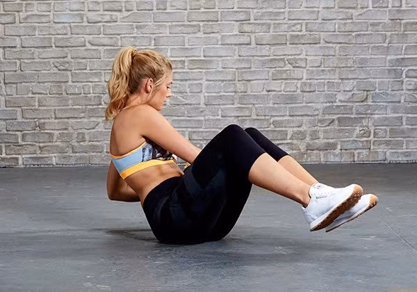 Russian twist là bài tập lý tưởng cho những ai muốn giảm mỡ hai bên eo và cải thiện đường cong cơ thể. Động tác xoay thân trên liên tục giúp kích hoạt cơ bụng chéo và nhóm cơ liên sườn, từ đó giúp vòng eo trông thon gọn hơn theo thời gian. Ảnh minh họa