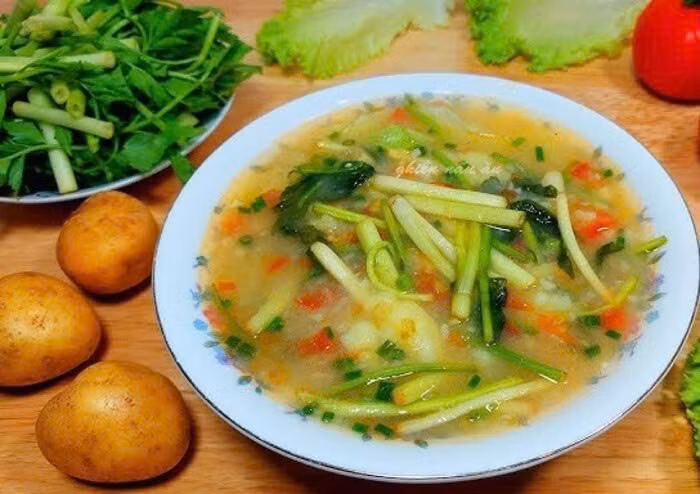 Không chỉ tốt cho tim mạch và cân nặng, canh khoai tây rau cần còn giúp thanh lọc cơ thể. Rau cần có tác dụng lợi tiểu, hỗ trợ gan và thận trong quá trình đào thải độc tố. Vitamin C trong khoai tây góp phần thúc đẩy sản sinh collagen, giúp làn da duy trì độ đàn hồi và tươi sáng. Ảnh minh họa