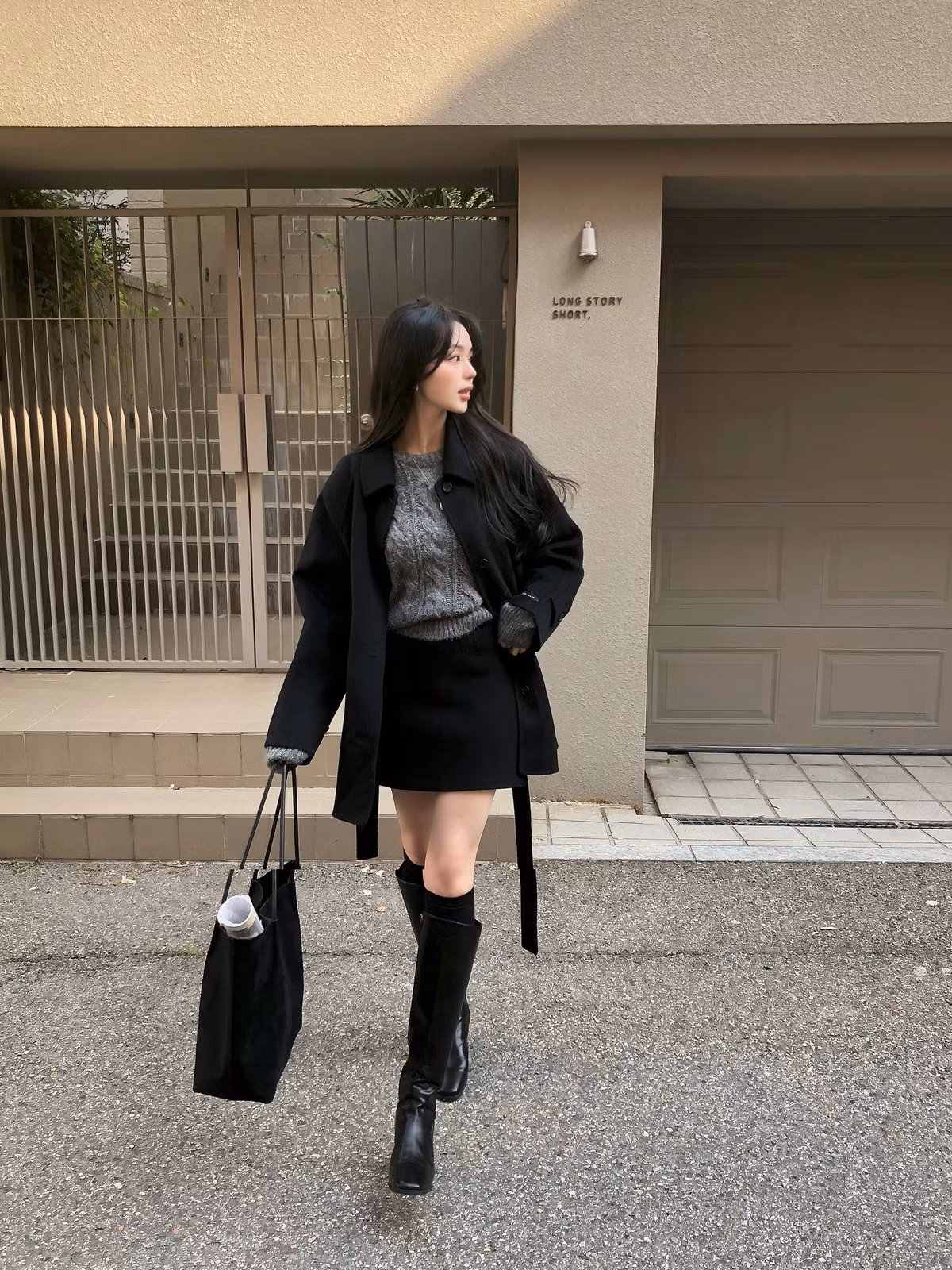 Trang phục dáng ngắn cũng là “chiêu” kéo chân dễ áp dụng. Áo khoác lửng, áo phao croptop, quần short hay chân váy mini giúp thiết lập tỷ lệ cơ thể chuẩn, làm phần thân trên gọn hơn và đôi chân trông dài hơn. Ảnh minh họa