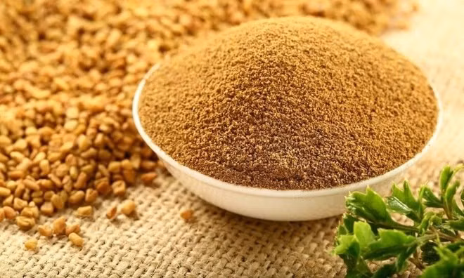 Điểm mạnh của hạt cỏ cà ri nằm ở hàm lượng chất xơ hòa tan cao. Khi đi vào dạ dày, chất xơ này nở ra, tạo cảm giác no lâu và giảm nhu cầu ăn vặt. Nhờ vậy, lượng calo nạp vào trong ngày được kiểm soát tốt hơn, giúp giảm mỡ bụng một cách nhẹ nhàng nhưng bền vững. Ảnh minh họa