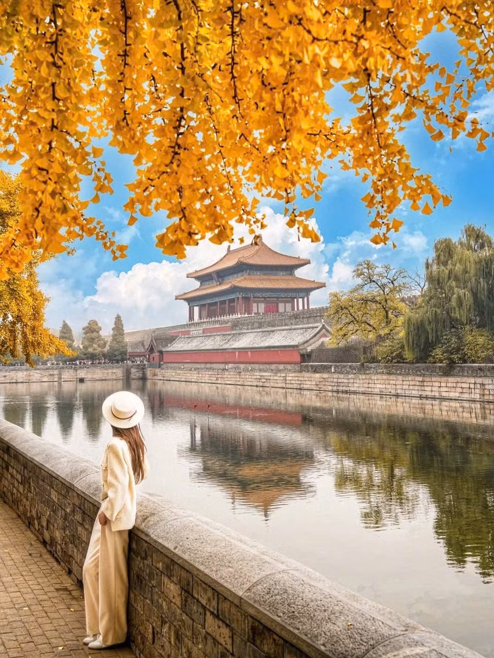 Cách đó không xa, khu đại sứ quán Sanlitun lại mang vẻ đẹp rất khác – hiện đại, tinh tế nhưng vẫn đậm chất Á Đông. Hai bên đường là hàng cây ngân hạnh vàng rực, điểm xuyết những quán cà phê nhỏ, nơi du khách có thể dừng chân thưởng thức đồ uống ấm nóng, ngắm dòng người qua lại và cảm nhận nhịp sống của thủ đô. Ảnh Check in China