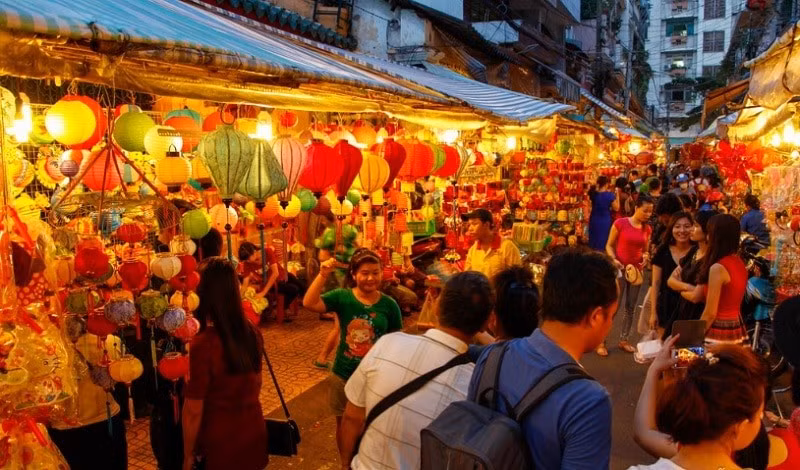 Trung thu ở TP HCM không chỉ là Tết thiếu nhi, mà còn là mùa lễ hội ngập tràn ánh sáng, âm thanh và niềm vui gắn kết cộng đồng. Từ những con phố rực rỡ sắc màu, những cây cầu lãng mạn đến công viên náo nhiệt hay trung tâm thương mại hiện đại, thành phố mang đến cho người dân và du khách vô vàn lựa chọn để tận hưởng đêm rằm tháng Tám. Ảnh dulich