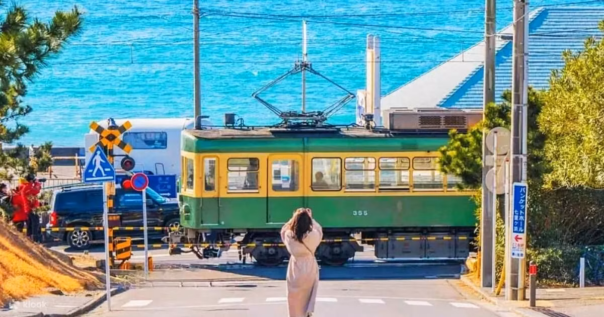 Rời châu Âu, bộ phim đưa người xem sang Nhật Bản với những lát cắt văn hóa đặc trưng. Kamakura, thành phố ven biển gần Tokyo, nổi tiếng với đền chùa, tượng Phật và những bãi biển yên bình, kết hợp cùng Enoshima – hòn đảo nhỏ trên bờ biển Shonan với lối đi ven biển và khung cảnh thư thái. Hai điểm đến này phù hợp cho những chuyến đi ngắn ngày, kết hợp tham quan văn hóa và nghỉ ngơi. Ảnh Klook