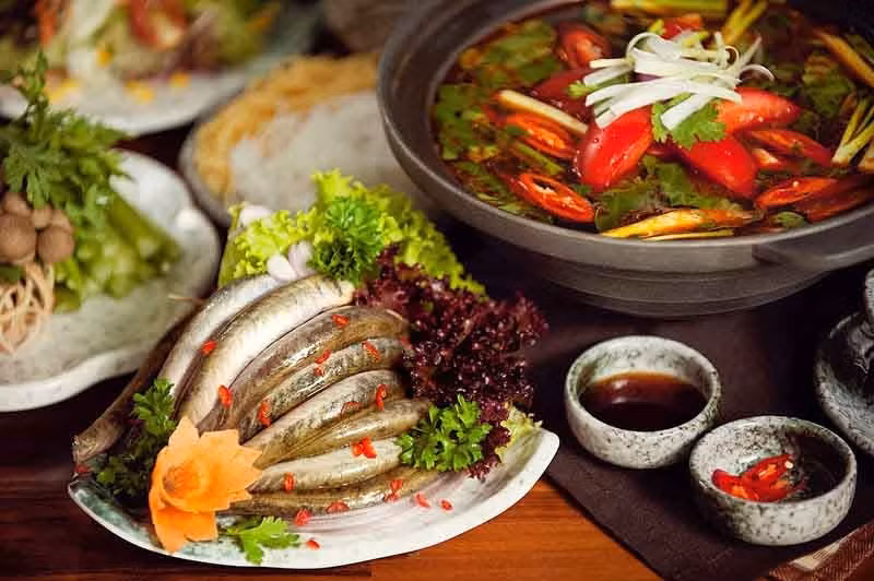 Cá kèo cũng là lựa chọn lý tưởng cho phụ nữ mang thai và nuôi con bú. Với hàm lượng protein cao nhưng ít chất béo, cá kèo giúp mẹ bầu kiểm soát cân nặng mà vẫn đảm bảo cung cấp đầy đủ dưỡng chất. Protein từ cá hỗ trợ tiêu hóa, giảm tình trạng đầy bụng thường gặp trong thai kỳ. Ảnh minh hoạ