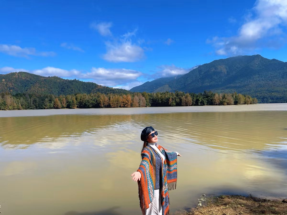 Do Khe Sanh chưa phát triển du lịch đại trà, các tour khai thác khu vực hồ Rào Quán không quá nhiều. Du khách nên tìm hiểu kỹ đơn vị lữ hành, lựa chọn những chương trình có thiết bị an toàn đầy đủ, đặc biệt nếu dự định ở lại qua đêm. Hiện một tour 2 ngày 1 đêm có giá khoảng 2 triệu đồng/người, bao gồm thuyền tham quan hồ, SUP, lều trại, ăn uống và đưa đón tại Khe Sanh — phù hợp cho những ai không tự chuẩn bị đồ dã ngoại. Ảnh Lành Lành