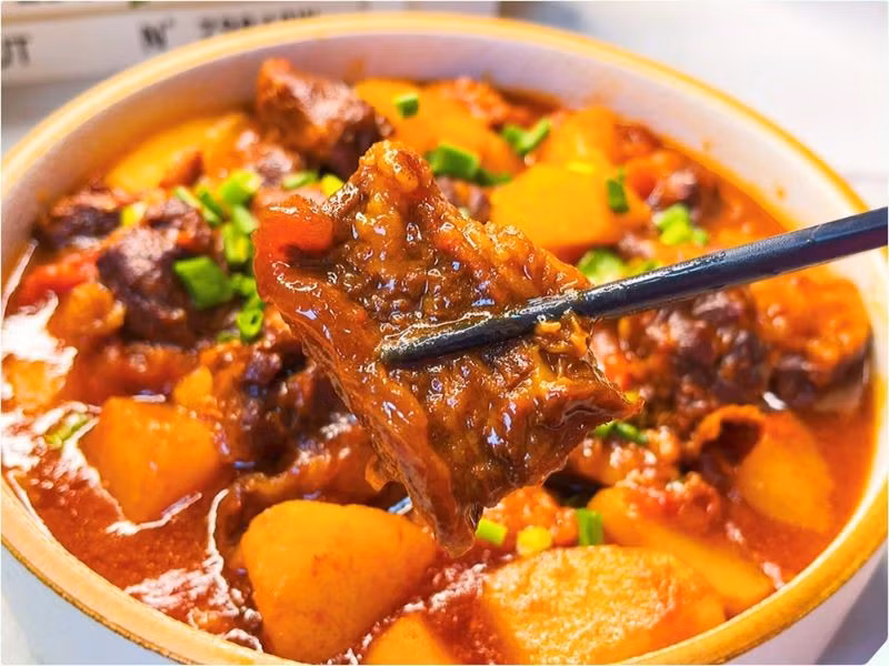 Khi nấu, hành tỏi được phi thơm cùng quế và hồi, tiếp đến là cà chua xay được cho vào xào chín tạo màu và vị nền. Thịt bò được cho vào đảo đều đến khi săn lại rồi thêm nước dừa tươi xâm xấp mặt thịt, cho hành tây vào và hầm lửa nhỏ hoặc dùng nồi áp suất cho đến khi thịt mềm. Ảnh minh họa