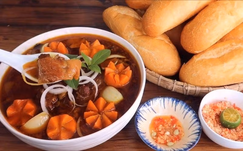 Thịt bò sau khi rửa sạch với muối và giấm được cắt miếng vừa ăn, ướp cùng hành, tỏi, sả băm, nước mắm, tiêu, dầu ăn, hạt nêm và gia vị bò kho trong ít nhất một giờ để thịt thấm đều. Ảnh minh họa