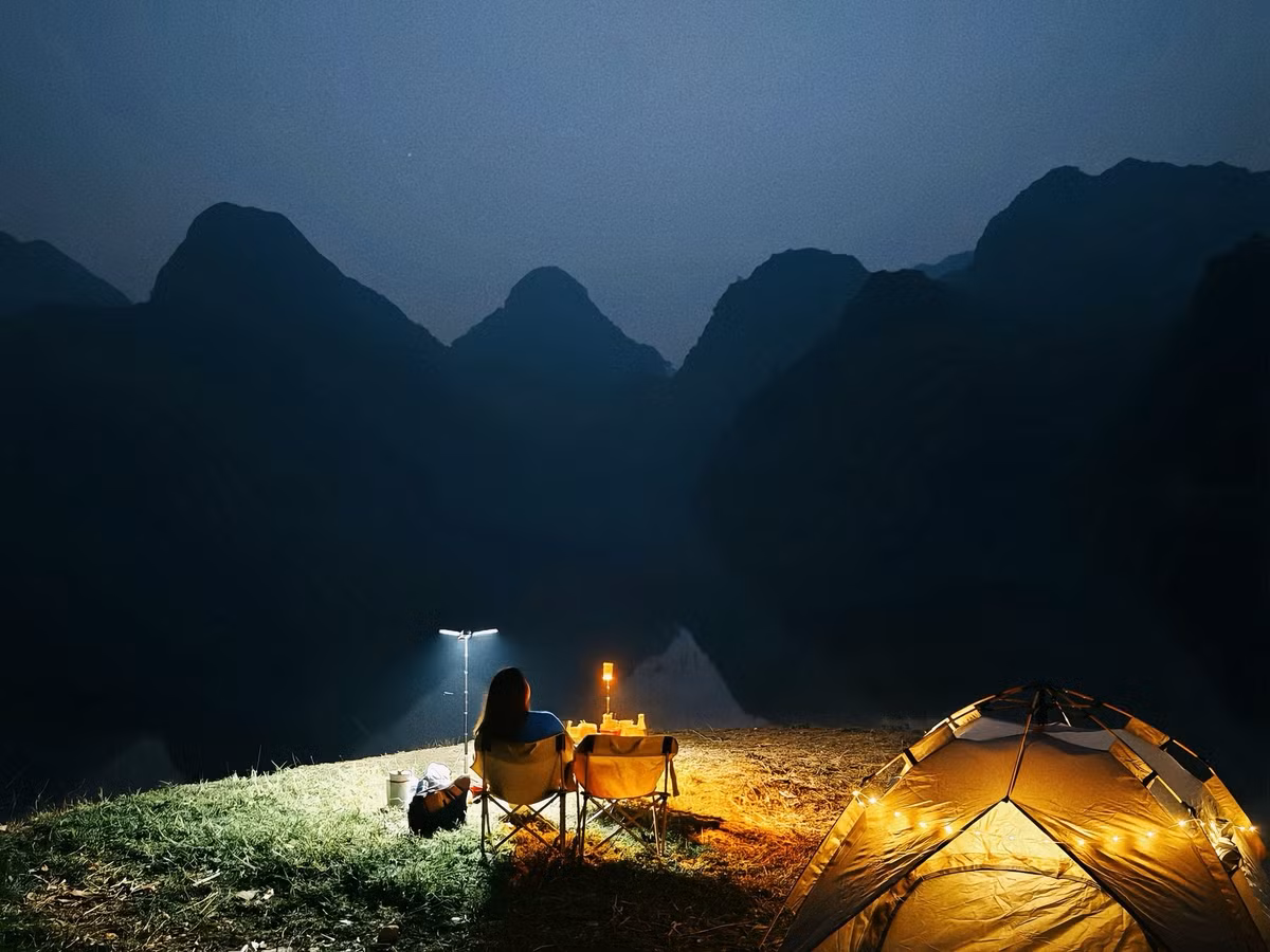 Tuy nhiên, vì chưa được khai thác du lịch, du khách khi đến hồ Tuy Lai cần chủ động chuẩn bị đầy đủ đồ dùng cá nhân, lều trại, thực phẩm và nước sinh hoạt. Khi lựa chọn vị trí cắm trại, nên tránh những khu vực quá sát mép nước để đề phòng mực nước dâng. Các bãi đất ven hồ ít cây lớn, thiếu bóng râm, do đó bạt che, mũ nón và các vật dụng chống nắng là điều không thể thiếu.