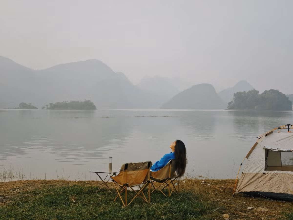 Chỉ cách trung tâm Hà Nội chưa đầy 50km, hồ Tuy Lai (xã Phúc Sơn) đang dần trở thành điểm đến được giới yêu thiên nhiên tìm kiếm mỗi dịp cuối tuần. Sở hữu mặt nước rộng lớn, bao quanh là những dãy núi đá vôi nhấp nhô, nơi đây được ví như “Vịnh Hạ Long thu nhỏ” ngay giữa vùng ngoại ô Thủ đô.