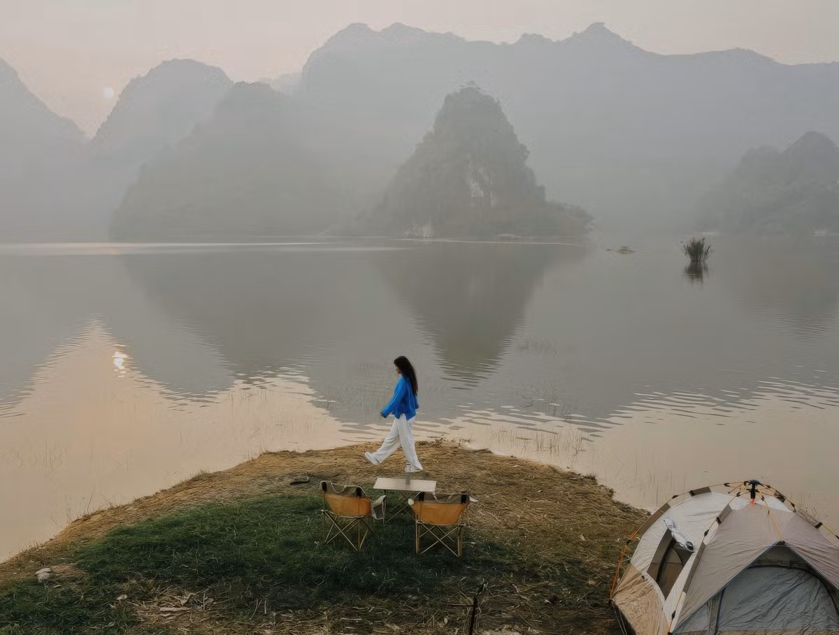 Điểm đặc biệt của hồ Tuy Lai nằm ở vẻ đẹp nguyên sơ hiếm có. Không hàng quán, không khu vui chơi, không dịch vụ du lịch, toàn bộ không gian gần như giữ nguyên trạng tự nhiên. Chính sự mộc mạc ấy lại trở thành “điểm cộng” lớn với những du khách đang tìm kiếm một nơi để chậm lại, hít thở không khí trong lành và tái tạo năng lượng.