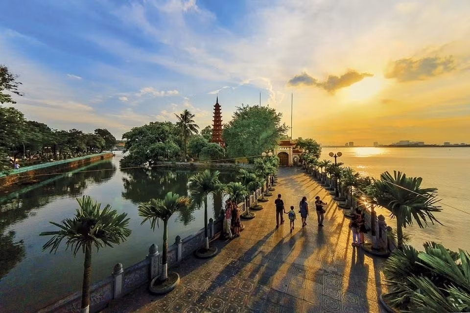 Trong khi Hà Nội nổi lên như lựa chọn lý tưởng cho nhóm du khách tiết kiệm, một số thành phố lớn khác lại bị liệt kê ở chiều ngược lại. Seoul (Hàn Quốc) được đánh giá là đắt đỏ nhất, khi đa số người dân cho rằng ăn uống ngoài hàng vượt ngoài khả năng chi trả. Oslo (Na Uy), London (Anh) và Stockholm (Thụy Điển) cũng nằm trong nhóm có chi phí sinh hoạt cao. Ảnh Vinpearl