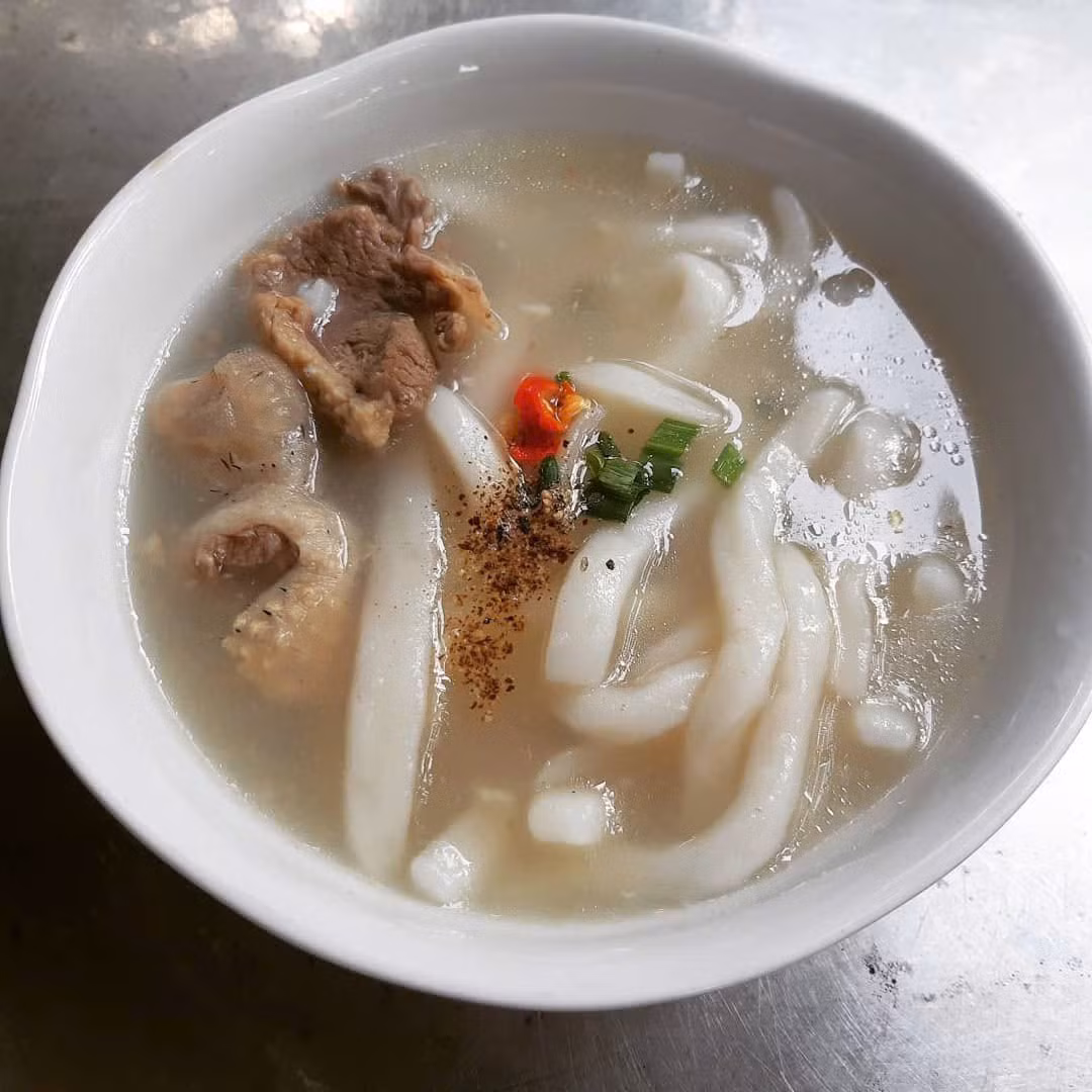 Điểm khác biệt đáng chú ý là cách thưởng thức. Thay vì ăn cùng nước mắm pha chanh tỏi ớt như nhiều loại bánh canh khác, bánh canh bột xắt thường được chấm với nước mắm gừng chua cay, giúp tăng hương vị đồng thời giữ trọn sự tinh tế của nước dùng. Ảnh @nkn.1911