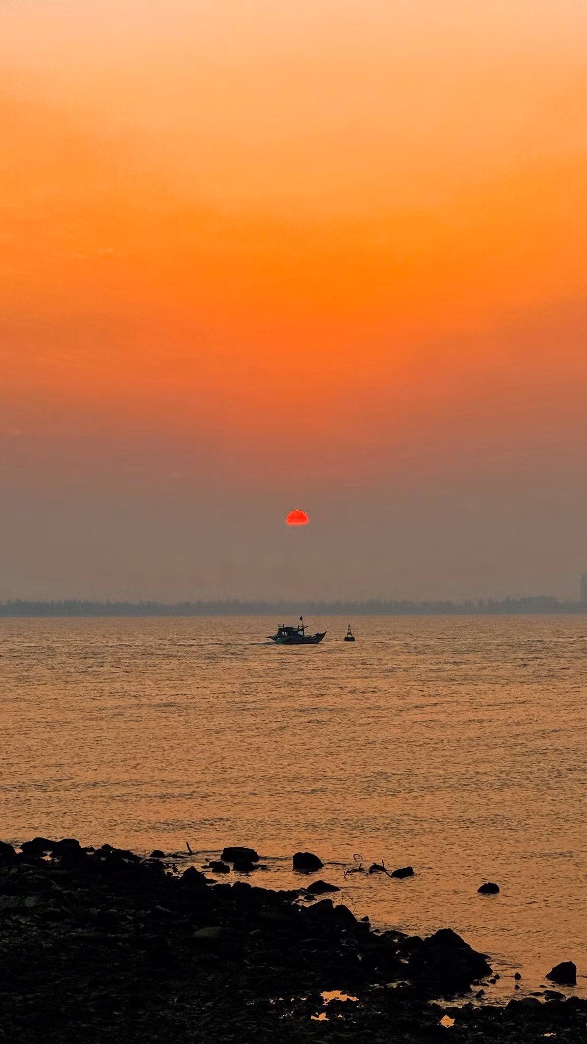 Không ít du khách đến Song Ngư chỉ như một điểm dừng chân ngắn trong hành trình khám phá Cửa Lò, nhưng rồi lại bất ngờ khi chỉ một buổi chiều trên đảo cũng đủ để mang về nhiều cảm xúc. Không cần lịch trình dày đặc, không cần trải nghiệm cầu kỳ, đôi khi chỉ cần một buổi chiều ngắm hoàng hôn cũng đủ để “sạc lại năng lượng”.