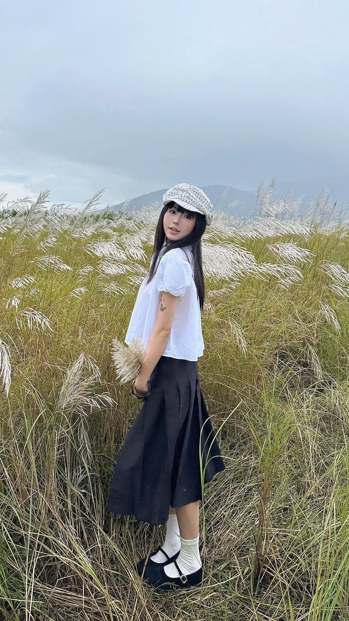 Mùa cỏ lau ngắn ngủi, nhưng vẻ đẹp của nó luôn khiến những ai từng ghé qua nhớ mãi. Trong nhịp sống sôi động của thành phố biển, chính những khoảng khắc trắng nhẹ này đã đem lại cảm giác thư thái, bình yên – một trải nghiệm rất riêng mà chỉ Đà Nẵng mùa lau mới có. Ảnh Yến Mèo