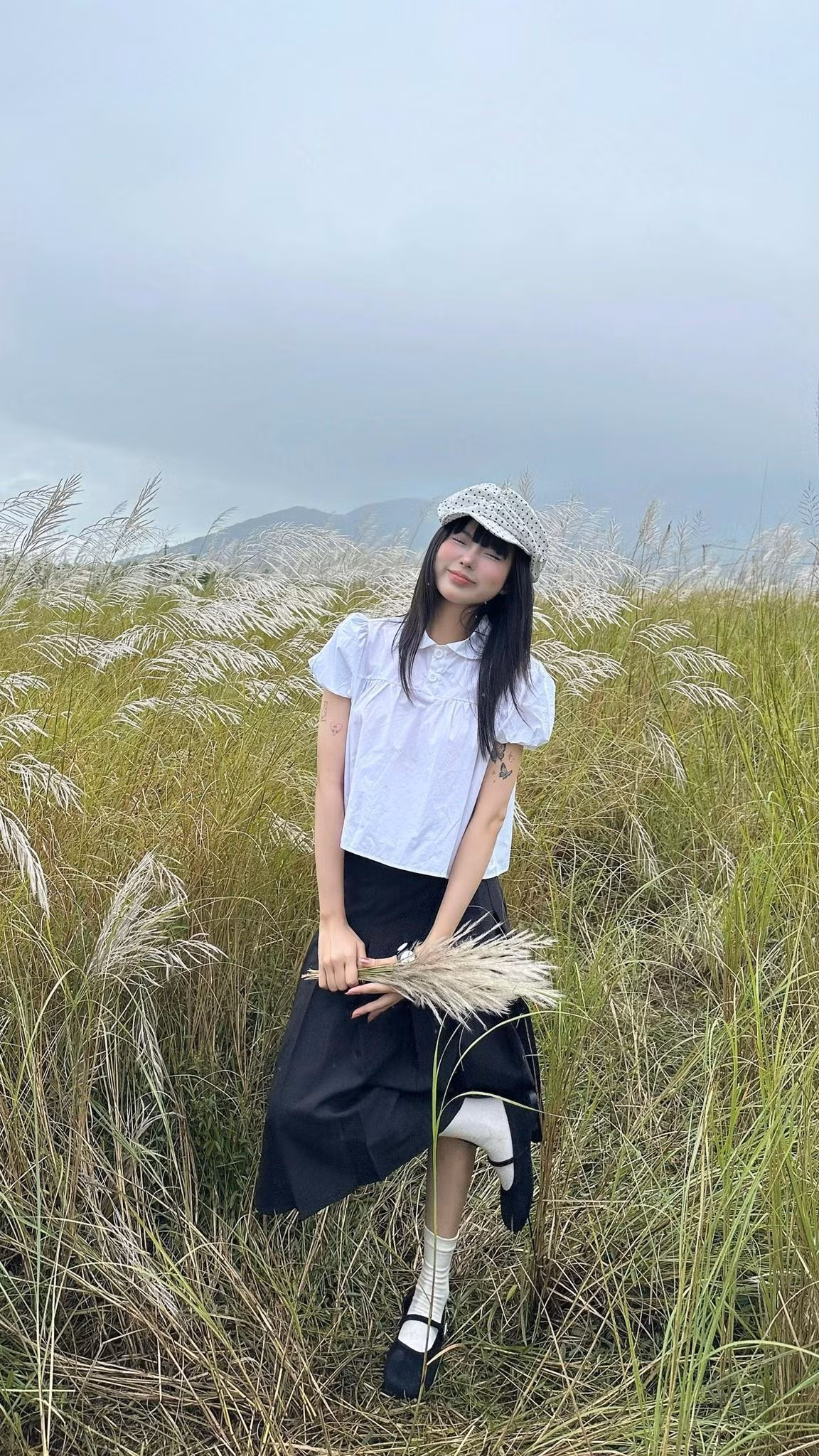 Đối với những ai yêu chụp ảnh, các cánh đồng lau chính là “phông nền tự nhiên” tuyệt nhất trong năm: mềm mại, không tốn phí vào cửa, ánh sáng tự nhiên đẹp, dễ tạo dáng. Còn đối với du khách, mùa lau mang đến lý do hoàn hảo để ghé thăm Đà Nẵng ngoài thời gian cao điểm du lịch. Ảnh Yến Mèo