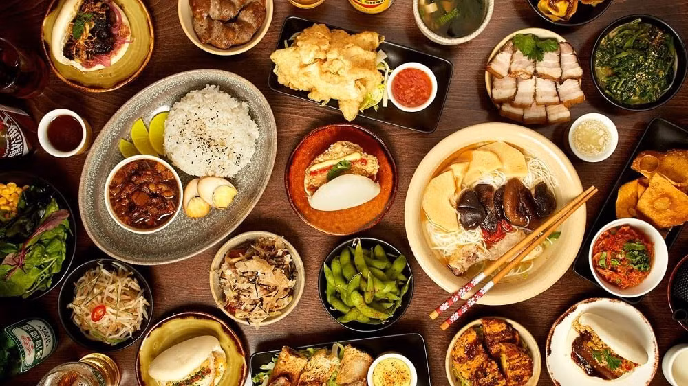 Ngoài ra còn có sủi cảo, bánh màn thầu hấp, hạt dẻ rang, bí đỏ hấp – những món ăn dân dã nhưng đậm đà hương vị thu. Khi đêm xuống, du khách có thể tản bộ ở khu chợ đêm Đông Hoa Môn, thưởng thức bánh ngô nướng, bánh bao hấp và trà thảo mộc trong không khí nhộn nhịp mà ấm cúng của thủ đô. Ảnh Vietravel