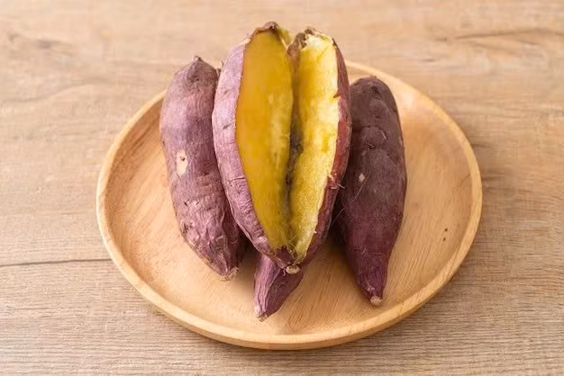 Nhờ giá trị dinh dưỡng cao nhưng ít chất béo, khoai lang thường xuất hiện trong chế độ ăn lành mạnh và thực đơn giảm cân. Ảnh minh họa