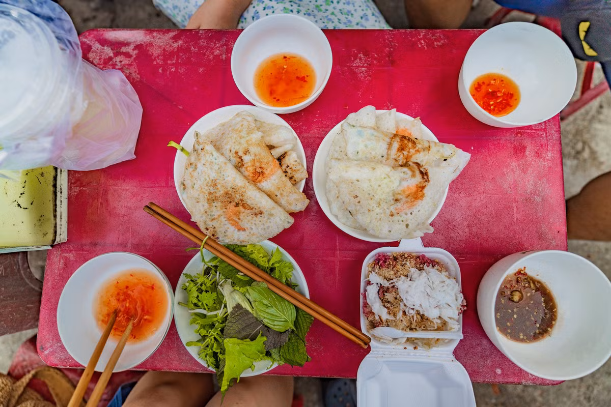 Đến làng chài Trung Lương, bạn cũng đừng quên thưởng thức hải sản. Dù không phải khu ẩm thực sầm uất, nhưng chính nhờ biển gần, ghe cá về mỗi ngày mà món ăn nơi đây tươi ngon, đậm vị. Ảnh Hồng Nhật