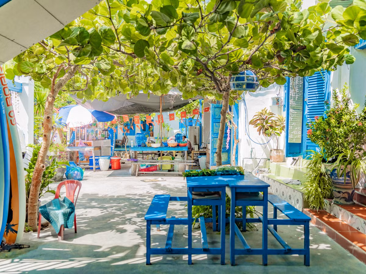 Không nổi tiếng như làng chài Nhơn Lý, Bãi Xép, Hải Minh hay Nhơn Hải, làng chài Trung Lương vẫn âm thầm níu chân những người mê xê dịch bằng một vẻ đẹp rất riêng. Không ồn ào, không náo nhiệt, nơi đây là điểm đến lý tưởng cho những ai muốn tìm kiếm sự bình yên, cảm nhận nhịp sống chậm rãi, hòa mình vào biển xanh, cát trắng và gặp gỡ những con người thân thiện. Ảnh Hồng Nhật