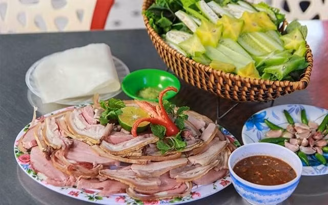 Bê thui Cầu Mống không chỉ là món ăn, mà còn là trải nghiệm văn hóa, đưa du khách gần hơn với phong vị đặc trưng của xứ Quảng. Ảnh Internet