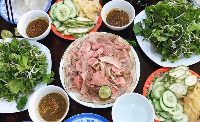 Bê thui Cầu Mống có nguồn gốc từ làng Cầu Mống (nay thuộc phường Điện Bàn, TP Đà Nẵng) và đã từng lọt Top 100 món ăn đặc sản Việt Nam 2020-2021 do Tổ chức Kỷ lục Việt Nam (Vietkings) và Tổ chức Top Việt Nam (VietTop) công bố. Ảnh Vinpearl