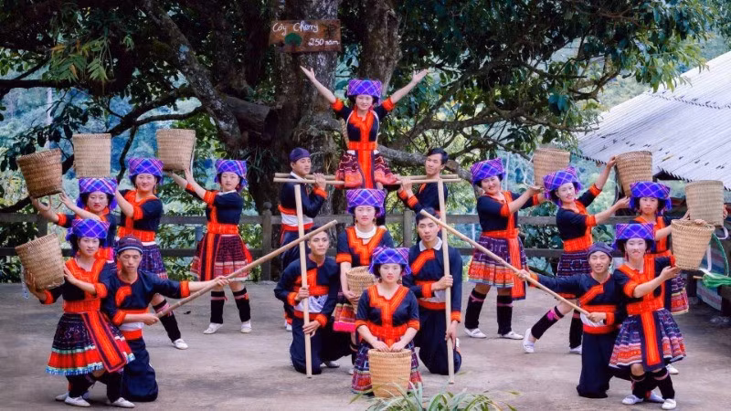 Giữa mây núi Lai Châu, bản Sin Suối Hồ được ví như “bản làng tiên cảnh”. Ở độ cao gần 1.500 m, không khí quanh năm mát lạnh, mây giăng khắp lối, hoa lan khoe sắc bốn mùa. Ảnh dulich
