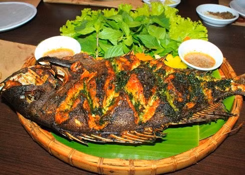 Khi ăn, lớp da giòn rụm, thịt ngọt đậm đà, chấm nước mắm tỏi ớt và ăn kèm rau sống, dưa leo thì ngon khó cưỡng. Ảnh minh hoạ