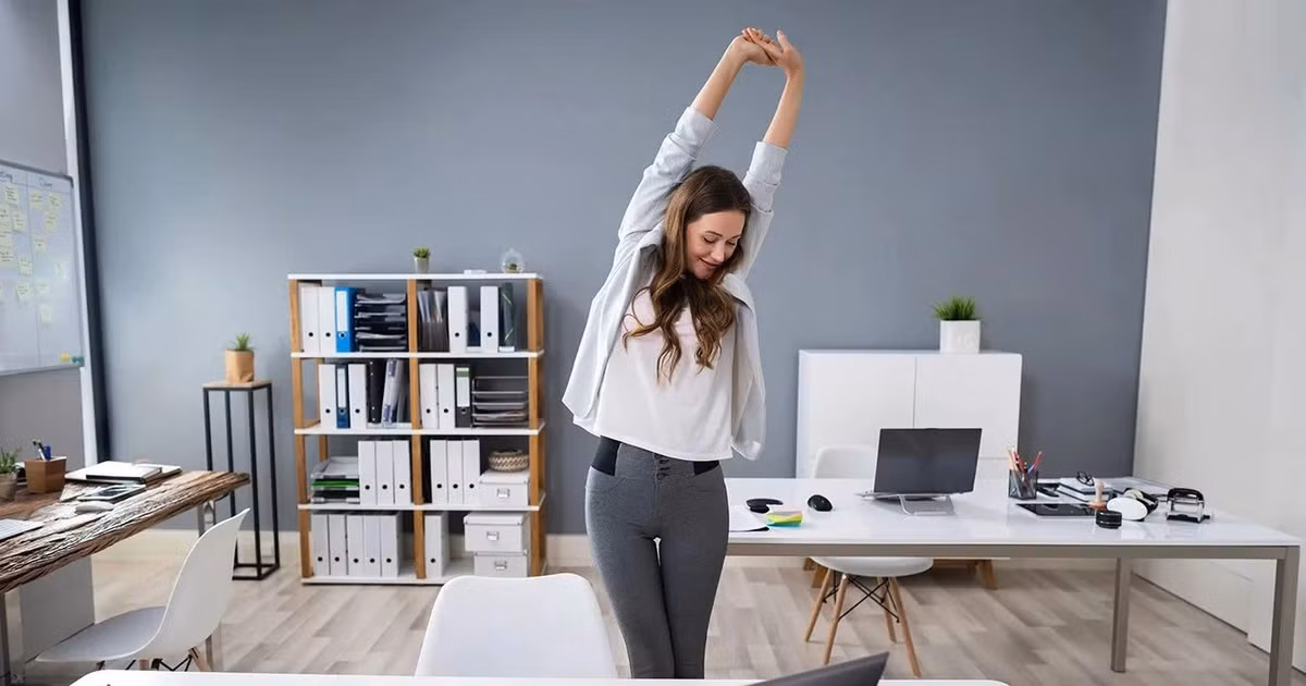 Các chuyên gia khuyến cáo, những bài giãn cơ này nên được thực hiện đều đặn mỗi ngày, đặc biệt trong giờ nghỉ giữa các ca làm việc. Thói quen vận động ngắn nhưng thường xuyên không chỉ giúp giảm đau nhức, cải thiện tuần hoàn máu mà còn nâng cao hiệu suất làm việc và phòng ngừa nhiều bệnh lý mạn tính do ngồi lâu. Với dân văn phòng, 5–10 phút tập luyện mỗi ngày có thể là chìa khóa đơn giản để duy trì sức khỏe lâu dài. Ảnh minh họa