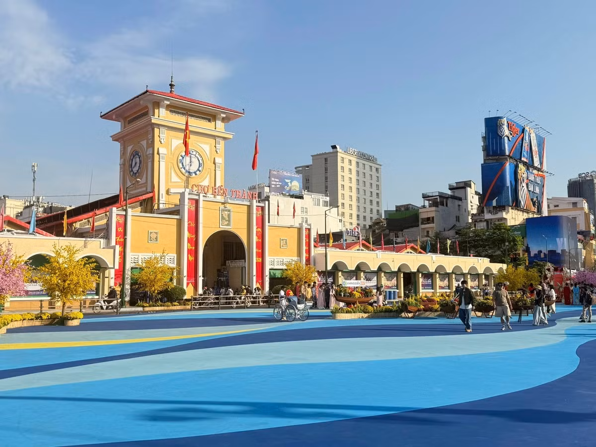 Không chỉ giới trẻ háo hức tìm đến check-in, nhiều người trung niên, lớn tuổi cũng dành thời gian ghé thăm, ghi lại những khoảnh khắc bên công trình gắn bó với ký ức của nhiều thế hệ người Sài Gòn. Ảnh nguồn Internet