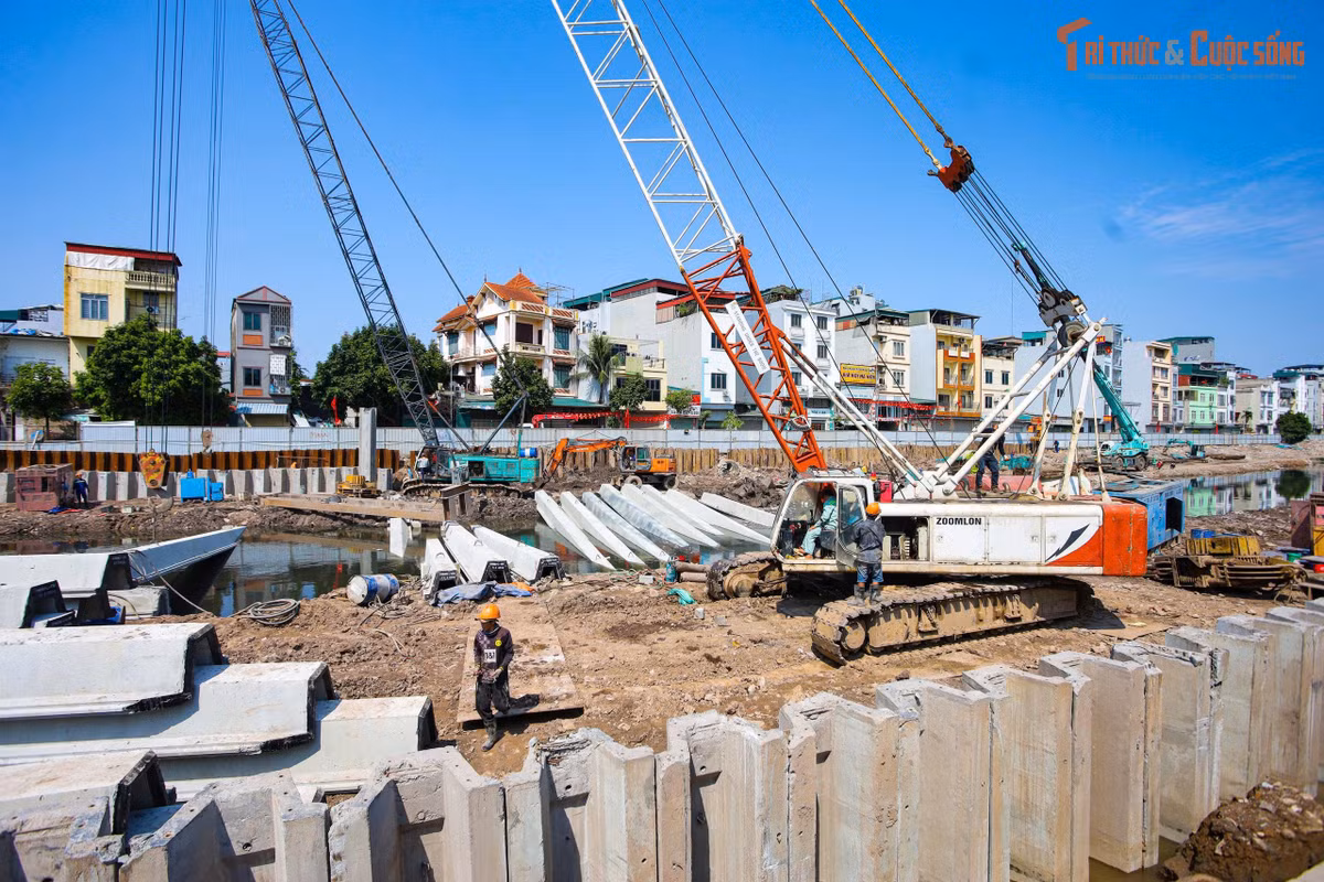 Ngoài ra, thành phố cũng đang đẩy nhanh tiến độ một số công trình trọng điểm khác như dự án nâng công suất trạm bơm và xây dựng cống dọc Đại lộ Thăng Long, hay dự án bổ sung trạm bơm và bể điều tiết lưu vực Tô Lịch – Tả Nhuệ. Các dự án này dự kiến hoàn thành vào quý II/2026. Bên cạnh đó, các dự án cải tạo kênh Thụy Phương, bổ cập nước sông Tô Lịch và cải tạo hạ lưu sông Kim Ngưu dự kiến hoàn thành trong quý III/2026.