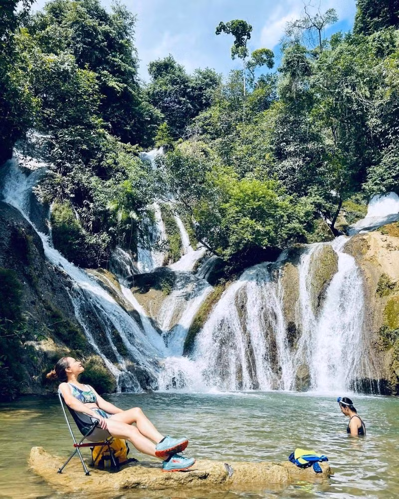Du khách đến đây không chỉ được tận hưởng cảm giác mát lạnh khi tắm thác, mà còn có thể dựng lều cắm trại, tổ chức picnic ngay dưới chân thác.