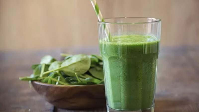 Nước ép từ các loại rau xanh như cải bó xôi, cần tây, táo xanh hoặc dưa leo giúp cơ thể nạp thêm vitamin, khoáng chất và chất xơ – những yếu tố quan trọng giúp giữ nước và làm đẹp da. Uống nước ép xanh đều đặn giúp da mịn màng, hỗ trợ thanh lọc cơ thể và tăng sức đề kháng trong mùa đông khô lạnh. Ảnh minh họa