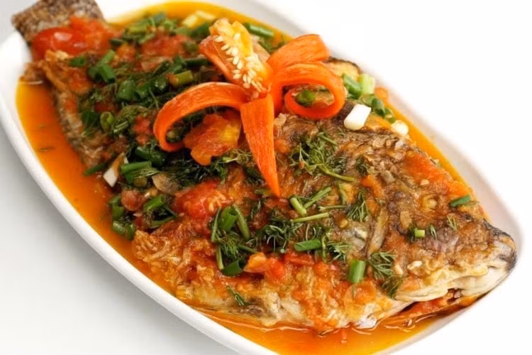 Theo kinh nghiệm ẩm thực, mùa đông cũng là thời điểm nhiều loài cá đạt độ ngon nhất do tích trữ năng lượng chống rét, nhờ vậy thịt cá thường săn chắc, béo ngậy và ngọt tự nhiên. Ảnh minh họa