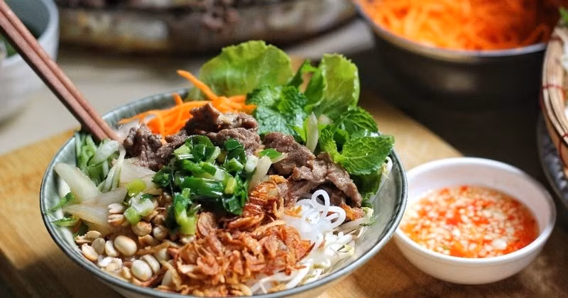 Xếp ngay sau bánh mì heo quay là bún bò Nam Bộ. Món ăn gây ấn tượng nhờ sự tươi mát của rau thơm, thịt bò xào và đậu phộng rang. Phở bò đứng ở vị trí thứ ba, tiếp tục được đánh giá cao bởi chiều sâu hương vị và sự tinh tế trong cách nấu nước dùng. Ảnh minh họa
