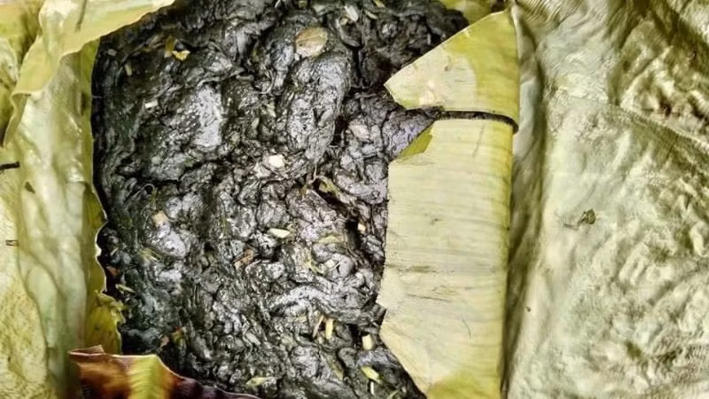 Để có được món rêu đá, người dân phải lội suối, dùng tay hoặc dao nhỏ cạo từng lớp rêu bám chặt trên đá. Công việc này không chỉ tốn thời gian mà còn đòi hỏi sự khéo léo, bởi rêu rất dễ nát. Ảnh Thitraugacbep
