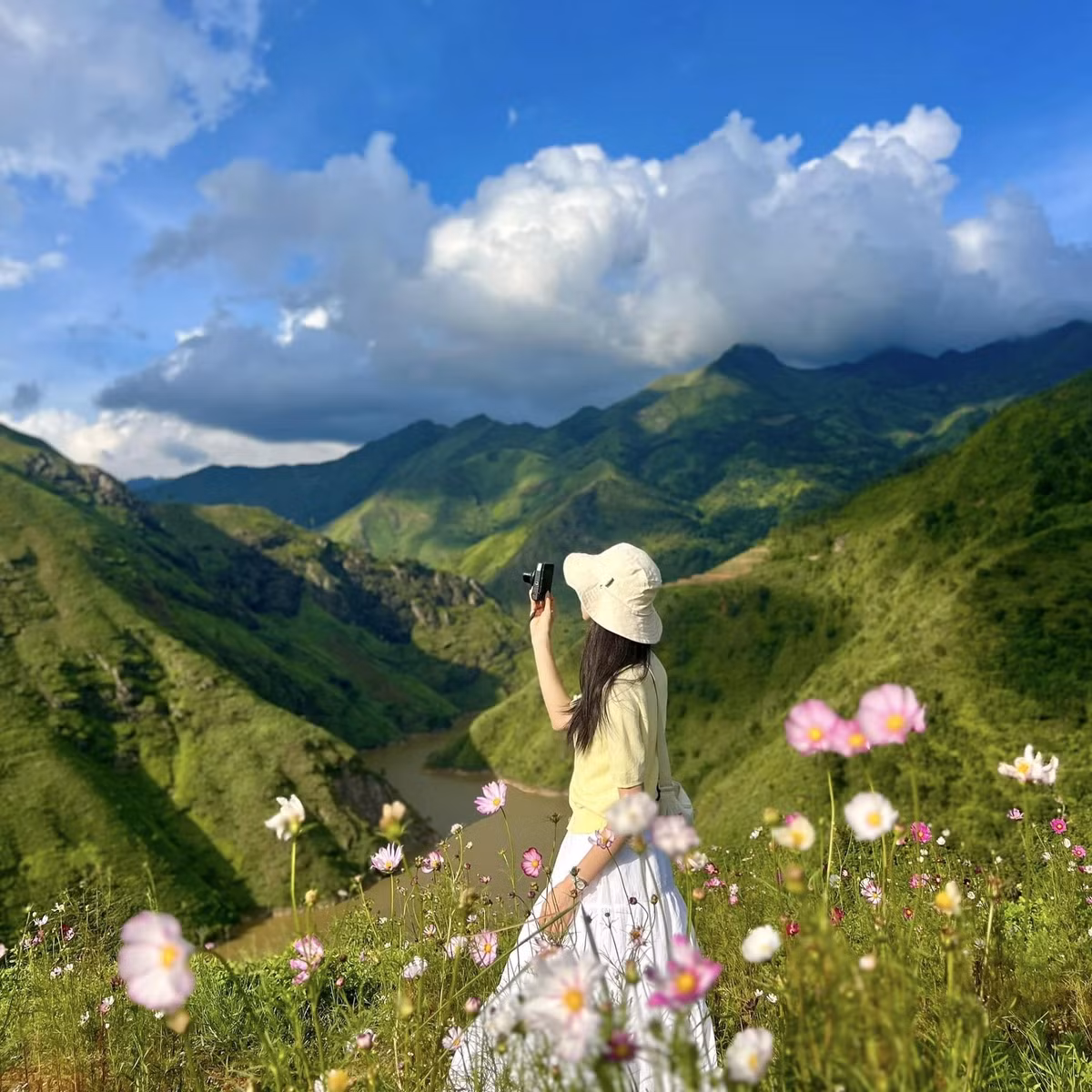 Từ Hà Nội, du khách có thể di chuyển bằng xe máy hoặc ô tô cá nhân, đi theo hướng quốc lộ 32 hoặc quốc lộ 6 đến Bắc Yên. Từ đây, tiếp tục hành trình khoảng 15km đường đèo để đến các điểm du lịch tại Tà Xùa. Ảnh Diệp Hữu Đạt