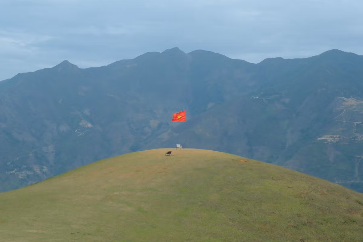 Chỉ cách Hà Nội khoảng 250km, Thảo nguyên Tà Xùa là điểm đến lý tưởng cho chuyến du lịch cuối tuần. Thuộc địa phận xã Bản Công, huyện Trạm Tấu (Yên Bái) và xã Háng Đồng, huyện Bắc Yên (Sơn La), Tà Xùa nằm trên cung đường khám phá các địa điểm nổi tiếng như mỏm cá heo, cây cô đơn hay sống lưng khủng long. Ảnh Đặng Thái Duyên