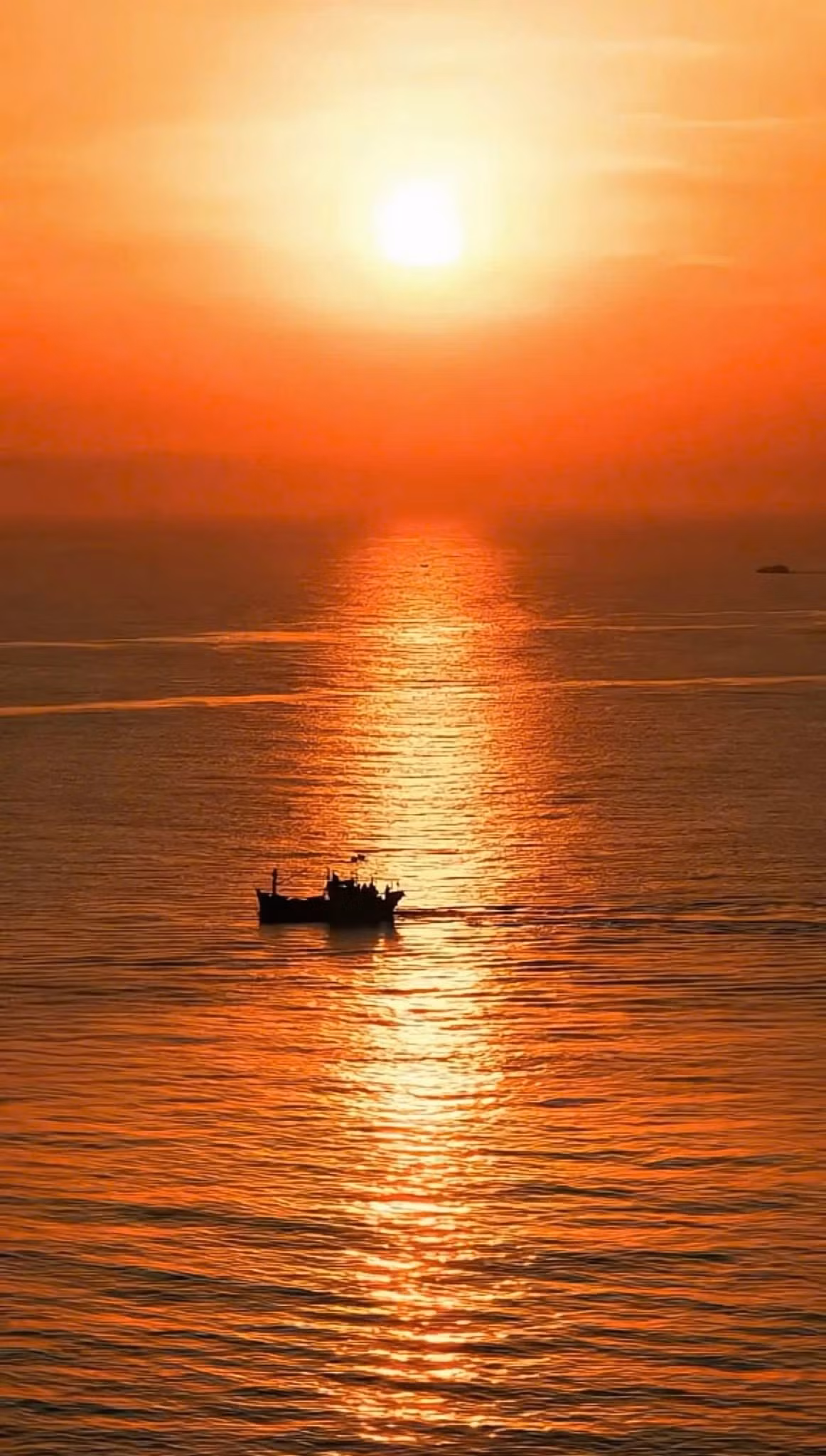 Mặt trời dần hiện lên giữa làn mây mỏng, nhuộm hồng cả mặt biển, ánh sáng phản chiếu lên những khối đá tạo nên một khung cảnh huyền ảo như tranh vẽ. Ảnh Kim Phương