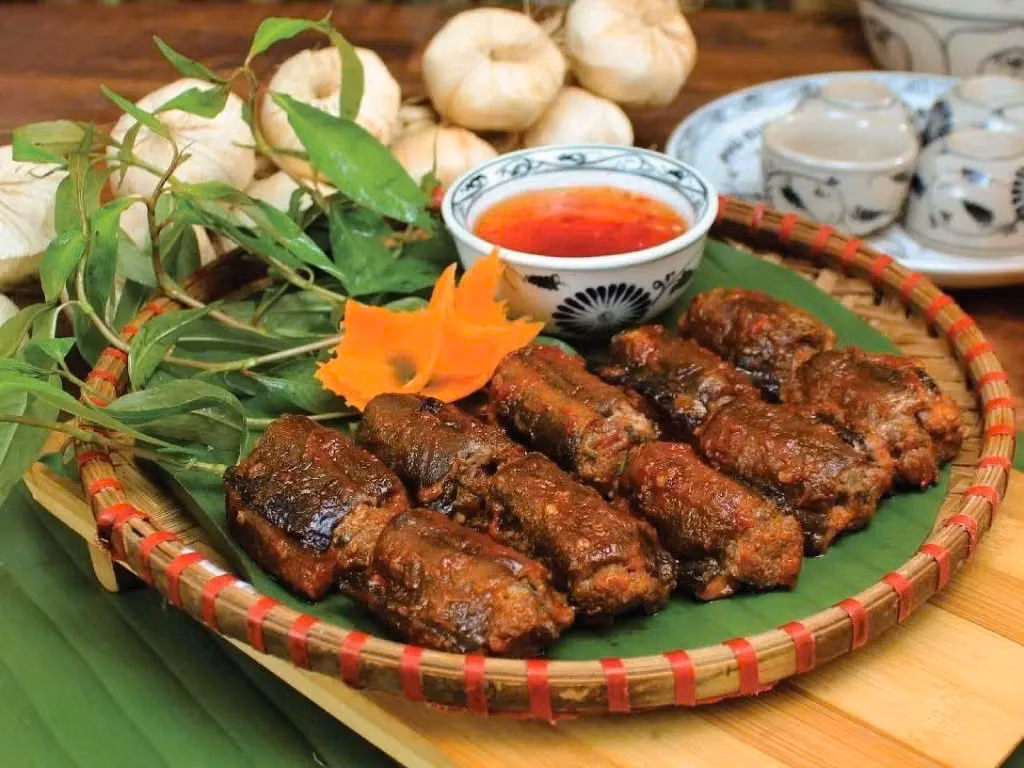 Lươn từ lâu được gọi là “nhân sâm nước” nhờ khả năng bổ máu, tăng khí huyết và hỗ trợ điều hòa đường huyết. Thịt lươn giàu sắt, vitamin nhóm B, vitamin A cùng các khoáng chất như kali, photpho, kẽm, giúp người thiếu máu, người lớn tuổi hoặc người suy nhược nhanh chóng phục hồi năng lượng. Ảnh minh họa
