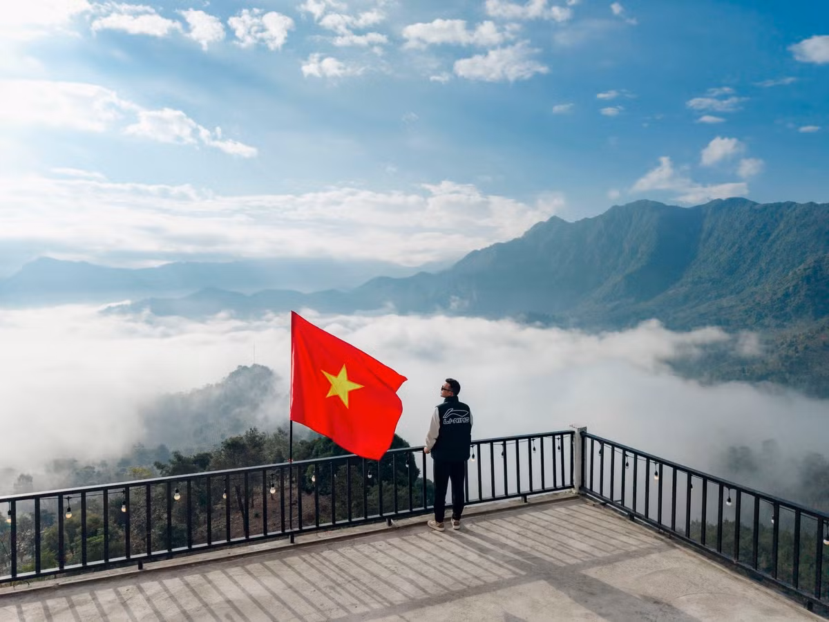 Không ồn ào, náo nhiệt, cung đèo này chinh phục du khách bằng vẻ đẹp nguyên sơ, khoáng đạt và những khoảnh khắc thiên nhiên tinh khôi vào mỗi sớm mai.