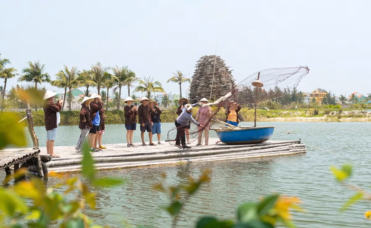 Không chỉ phát triển du lịch sinh thái, Trà Quế còn là nơi lưu giữ nhiều giá trị văn hóa lâu đời. Trong làng vẫn còn các di tích như giếng đá Chăm, miếu Thổ thần, miếu Ngũ hành, mộ ông Nguyễn Văn Điển… được người dân bảo tồn cẩn thận. Hằng năm, vào mùng 7 tháng Giêng âm lịch, làng tổ chức lễ hội Cầu Bông để cầu cho mưa thuận gió hòa, mùa màng bội thu. Ảnh Phunuso