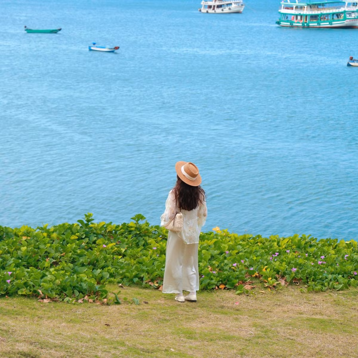 Ngoài các hoạt động vui chơi – giải trí, Nam đảo còn sở hữu những bãi biển đẹp, trong đó Bãi Kem được xem là điểm nghỉ dưỡng nổi bật với bờ cát trắng mịn và làn nước trong xanh. Khu vực này tập trung nhiều khu nghỉ dưỡng cao cấp, phù hợp với du khách tìm kiếm không gian yên tĩnh và tiện nghi. Việc bố trí hệ thống xe điện nội khu giúp du khách dễ dàng di chuyển giữa nơi lưu trú và bãi biển, góp phần nâng cao trải nghiệm nghỉ dưỡng.