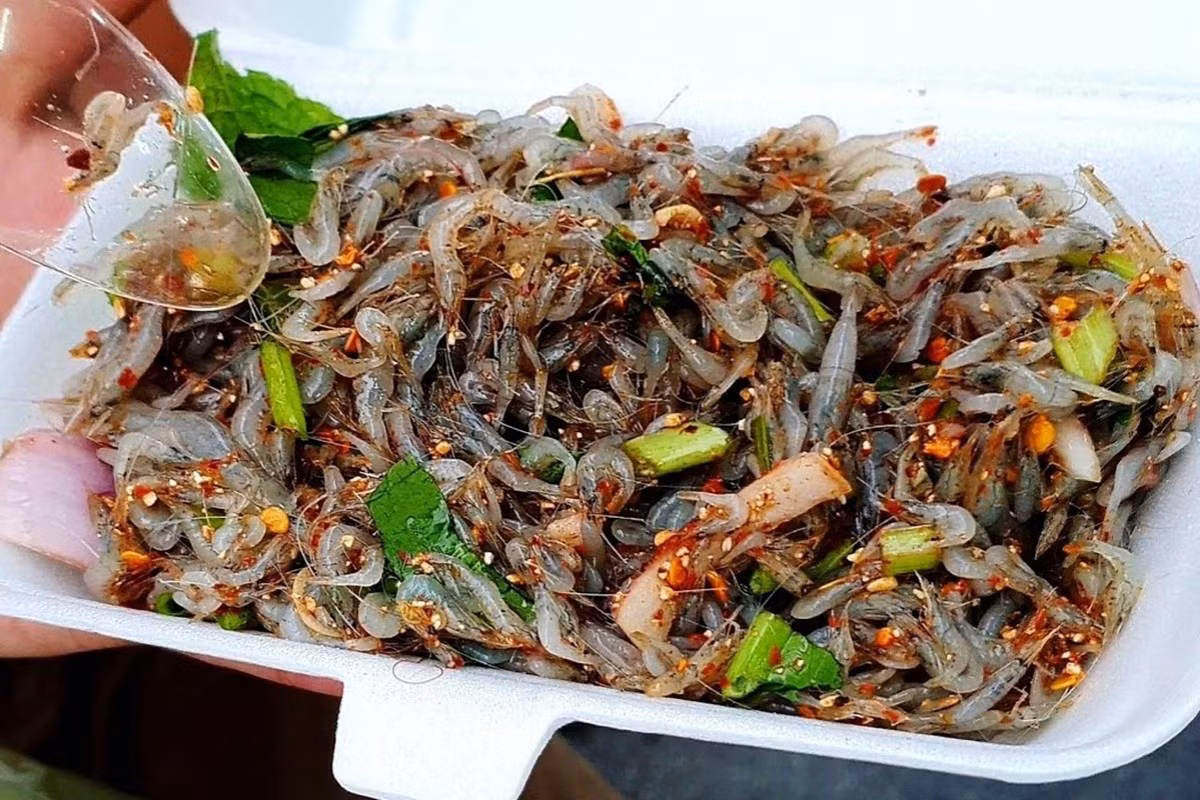 Để thưởng thức món gỏi tép nhảy đúng vị, du khách có thể ghé các quán ăn, nhà hàng tại thị trấn Hồ Xá, thành phố Đông Hà hoặc các khu chợ dân sinh của Quảng Trị. Món ăn này thường được ăn kèm với bánh tráng nướng hoặc bánh cuốn để tăng thêm phần hấp dẫn. Ảnh dulichvietnam
