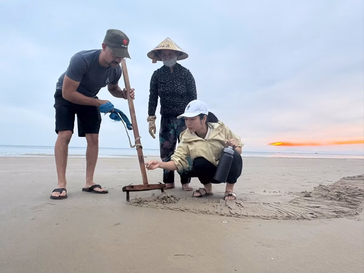 Với chương trình trải nghiệm nông nghiệp và ngư nghiệp, Cô Tô đang dần trở thành điểm đến không chỉ để ngắm biển xanh mà còn để hiểu và cảm nhận nhịp sống lao động giản dị của người dân đảo. Ảnh TapchidulichTPHCM
