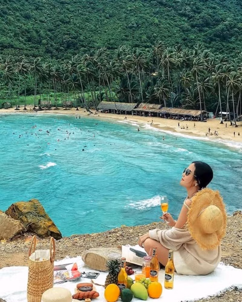 Sự hòa quyện giữa núi đá, rừng xanh và bờ biển cát trắng khiến quần đảo này được ví như “Hạ Long của phương Nam”, mang nét hùng vĩ nhưng vẫn giữ được sự bình dị, nguyên sơ hiếm có ở những điểm du lịch nổi tiếng khác. Ảnh Datviettour