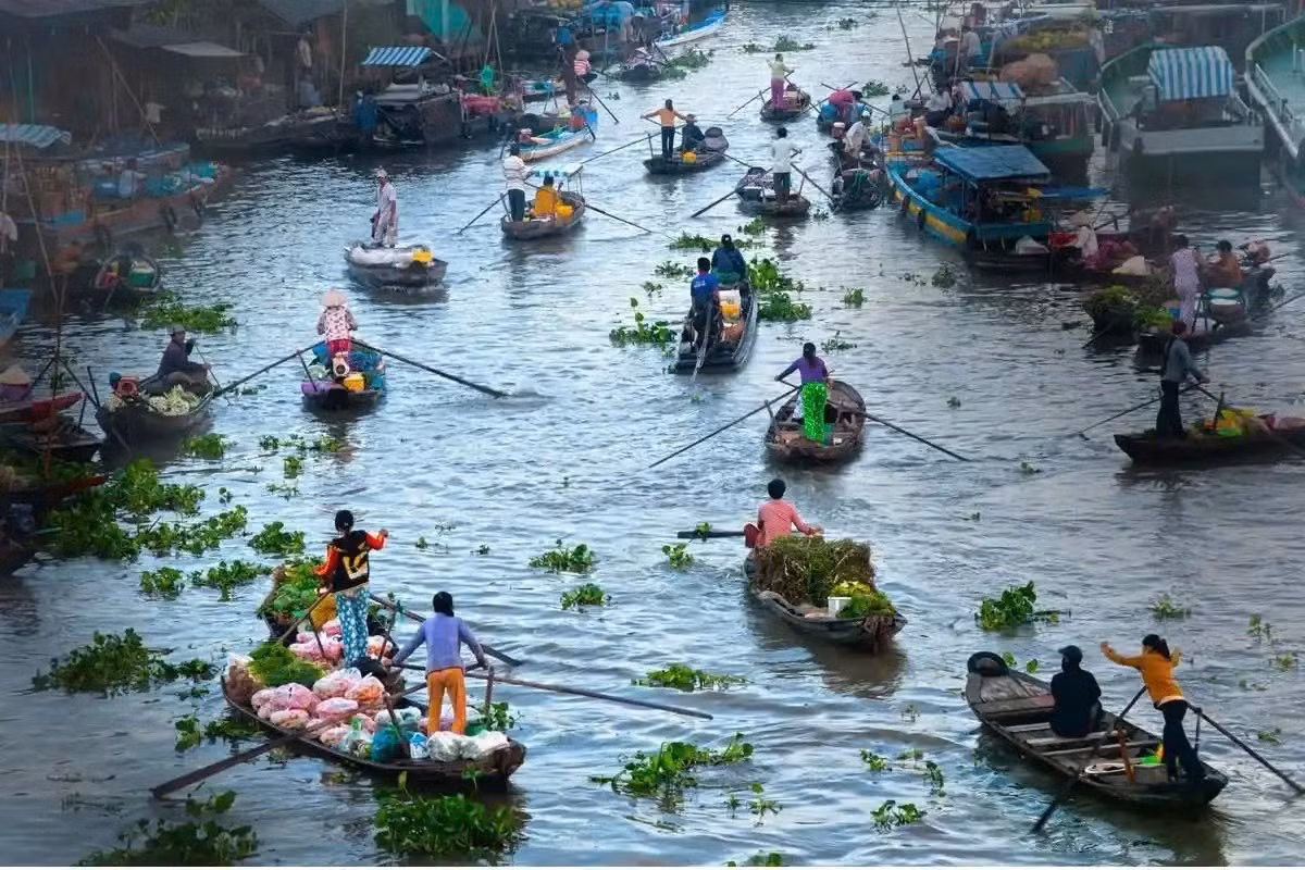 Không ồn ã như Cần Thơ, không náo nhiệt như Mỹ Tho, Châu Đốc (An Giang) cuốn hút theo một cách rất riêng – bình dị, chân phương và đậm bản sắc vùng biên. Tại đây, mỗi lát cắt đời sống đều được nhuộm màu văn hóa của cộng đồng Khmer, Chăm, Hoa và Kinh: từ kiến trúc chùa chiền, tiếng rao trên sông đến hương vị trong từng món ăn. Ảnh merperlenuisam