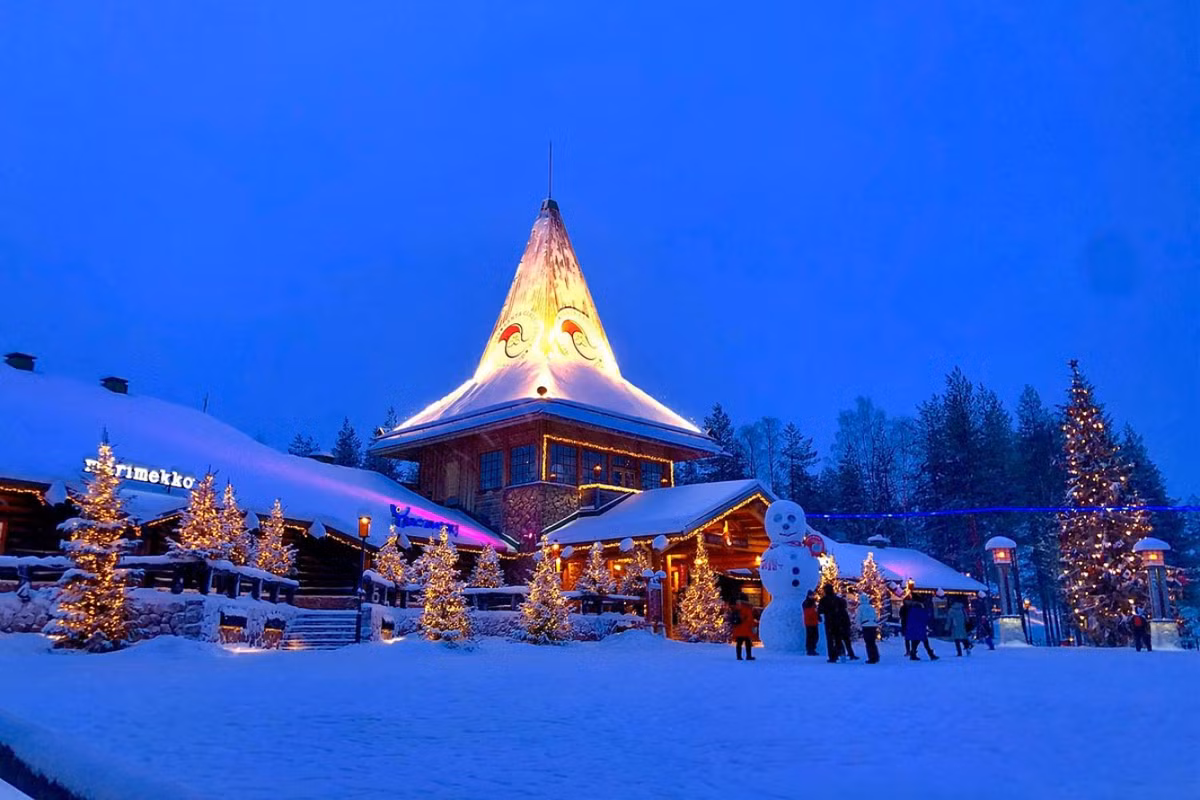 Cũng nằm trên Vòng Bắc Cực, Rovaniemi thủ phủ của vùng Lapland là điểm đến mà nhiều du khách lựa chọn để chạm tay vào Giáng sinh đúng nghĩa. Thị trấn này nổi tiếng với làng ông già Noel, các tour săn Bắc Cực Quang, trải nghiệm xe chó kéo và khách sạn băng độc đáo. Giữa tiết trời giá lạnh, những hoạt động đặc trưng này lại mang đến cảm giác ấm áp và hứng khởi, đặc biệt với các gia đình và du khách yêu thích trải nghiệm mới lạ. Ảnh Vietravel