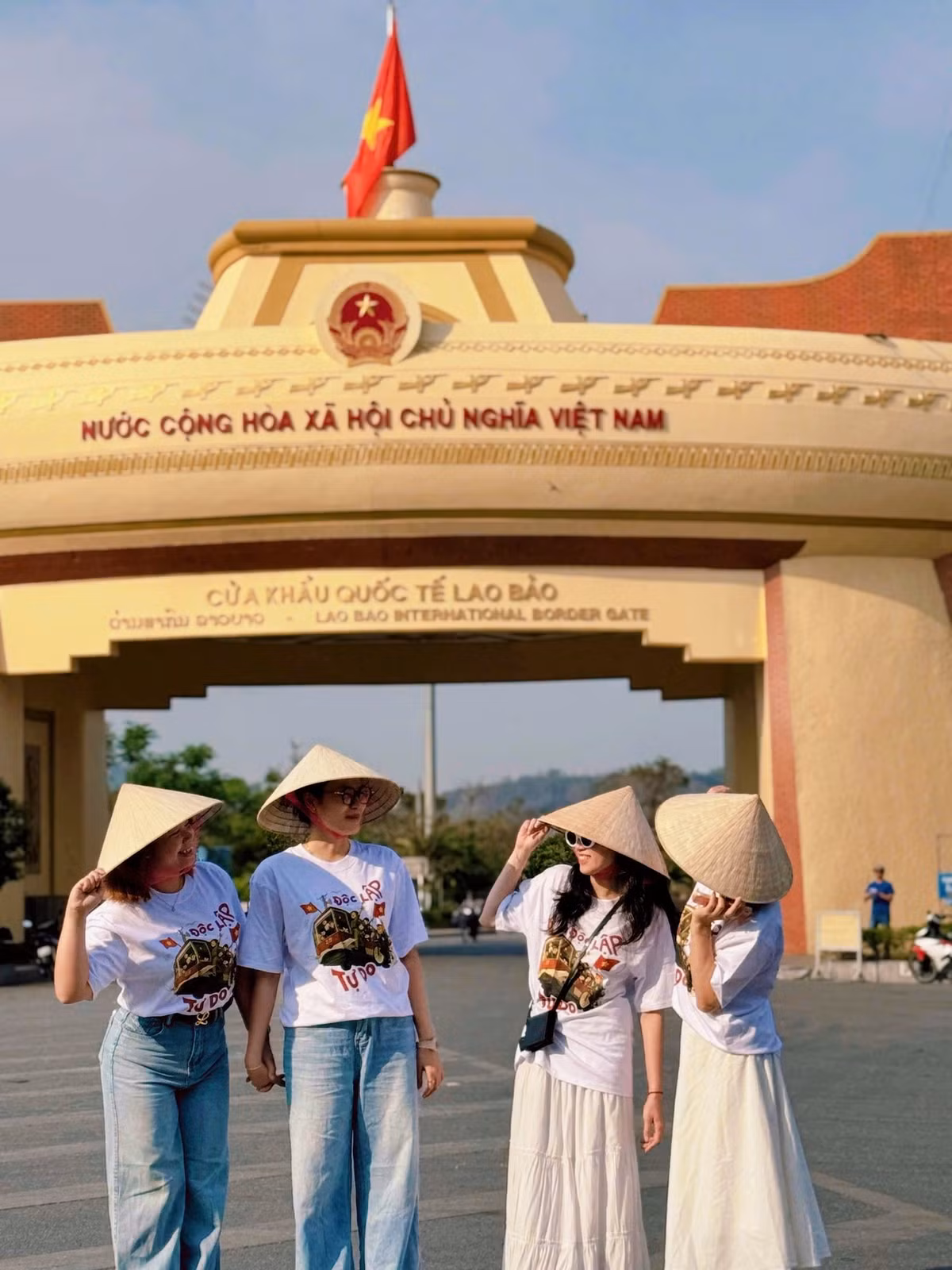 Ẩm thực Khe Sanh mang nét mộc mạc, gần gũi, phản ánh đúng đời sống của vùng cao miền Trung. Cháo bột cá lóc, cháo bột vịt hay bún nghệ là những món ăn quen thuộc, dễ tìm tại khu vực chợ và trung tâm thị trấn. Ngoài ra, du khách cũng có thể thưởng thức bánh bèo, bánh nậm, bánh lọc với hương vị đặc trưng của miền Trung. Khi di chuyển xuống khu vực cửa khẩu Lao Bảo, trải nghiệm ẩm thực Lào trở thành điểm nhấn thú vị. Nhiều du khách nhận xét, trong khi Khe Sanh chìm trong sương lạnh, Lao Bảo lại có nắng ấm, thích hợp để vừa ăn uống, vừa dạo chơi và check-in khu vực biên giới.