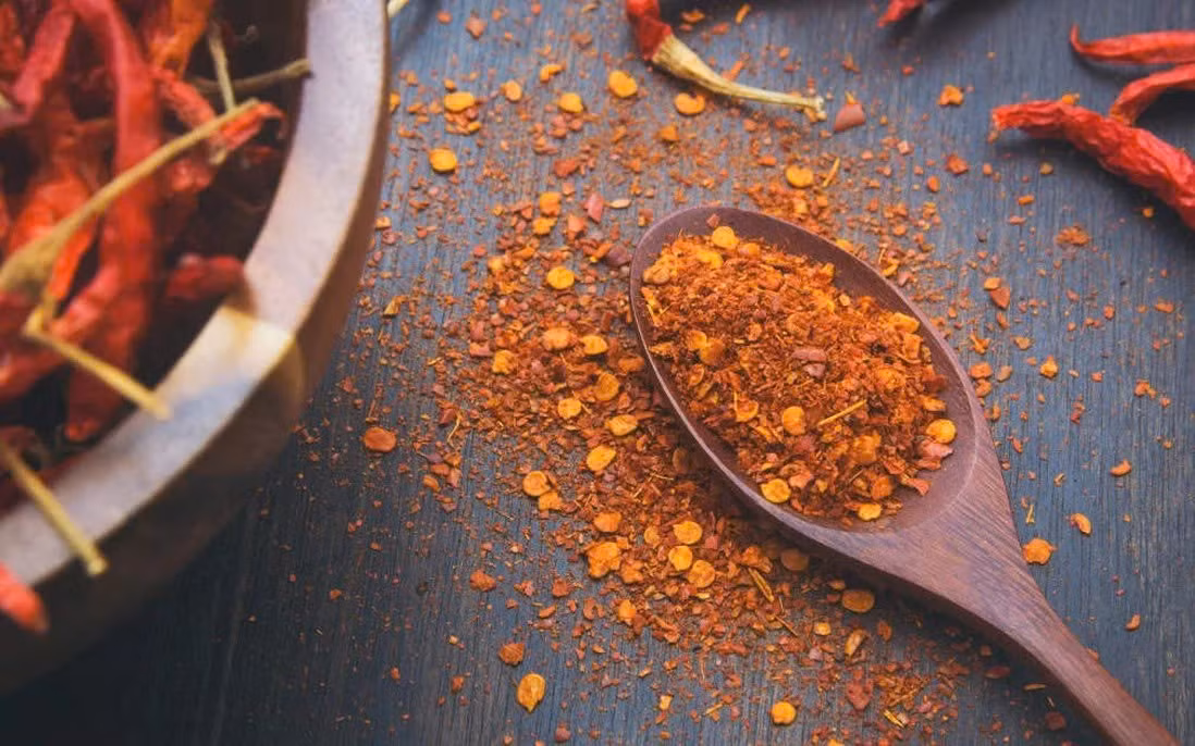Vị cay nồng của ớt cayenne đến từ capsaicin – hợp chất khiến cơ thể phải “làm việc nhiều hơn” để điều hòa nhiệt độ. Quá trình này giúp đốt cháy thêm calo, kể cả khi bạn không vận động. Đồng thời, capsaicin còn hỗ trợ kiểm soát cảm giác thèm ăn, hạn chế tình trạng ăn quá mức. Ảnh minh họa